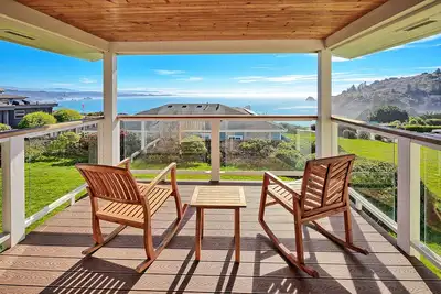 Image de 🌊Ocean View Village Condo with Outdoor Sauna, Trails to Fun Beaches & Covered Deck🩴