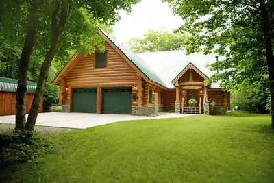 Image de Beautiful log cabin in the woods with a hot tub. 5 min walk to a quiet beach.