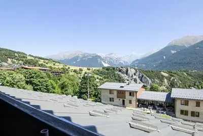Image de Appartement sous les toits avec balcon ensoleillé.