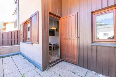 Image de Proche de la base de loisir avec une terrasse.