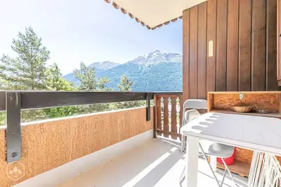 Image de En étage avec très belle vue dégagée sur les montagnes, proche de la base de loisirs.