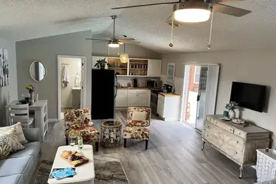 Image de Relaxing Poolside Villa- Minutes to beaches and Nas! !