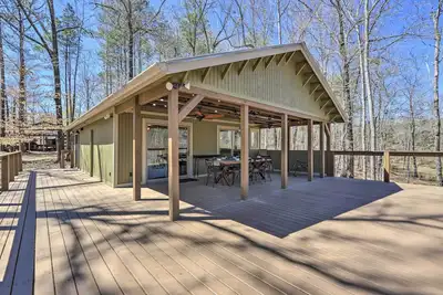 Image de Stunning Culloden Cabin with Deck & Creek View!