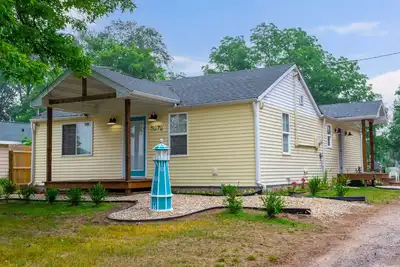 Image de Lake front home with access to two lakes, large yard and Rv hookup available!