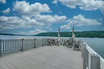 Image de Enjoy the sunset from this east side Keuka Lakefront home!