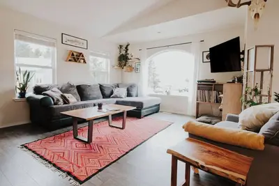 Image de Gorgeous Home in Center of Town - Near Everything!