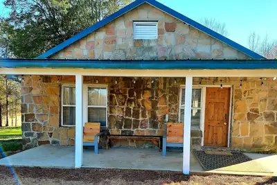 Image de <br>1940's Farmhouse Cottage --Hot Tub! Wi-Fi! No Cleaning Fees! <br>
