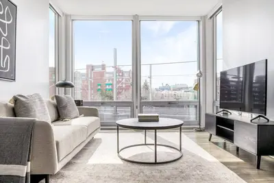 Image de Classic East Cambridge 2br w/ Gym & W/D, near Lechmere T, by Blueground