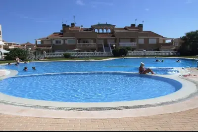 Image de Inviting 2-Bed Apartment 5 minutes to the beach
