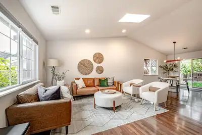 Image de Beautiful coastal home near Redwoods with fast WiFi, large backyard, W/D & patio