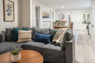 Image de Updated, beautiful, downtown Princeton home.
