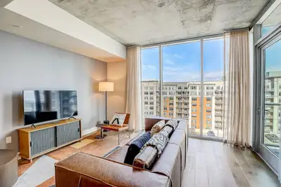 Image de Condo on hip Rainey Street - skyline-view balcony, rooftop pool