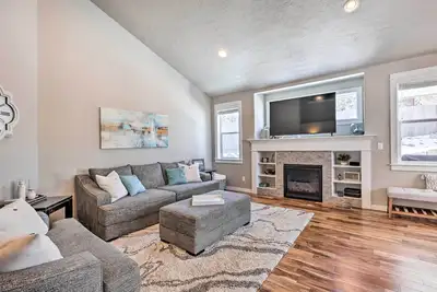 Image de Modern Bend Home ~ 3 Mi to Old Mill District!