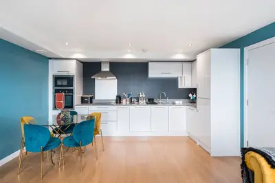 Image de 48 Annandale Street - Bold, bright child friendly apartment with free parking.