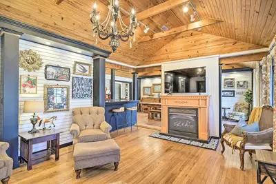 Image de Eclectic 'Osage Cottage' in Historic District