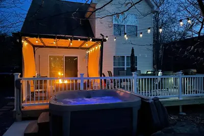 Image de Hot Tub & Fire Pit: Bright Tobyhanna Home!