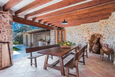 Image de Maison de vacances Can Garí avec vue sur les montagnes, piscine, terrasses et Wi-Fi.