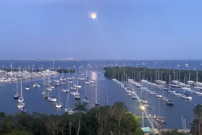 Stunning direct bay view, amazing 2bd/2. 5ba in the legendary Mutiny in the Grove