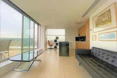 Image de Executive Rooftop 2 bedroom Penthouse with Secured Parking