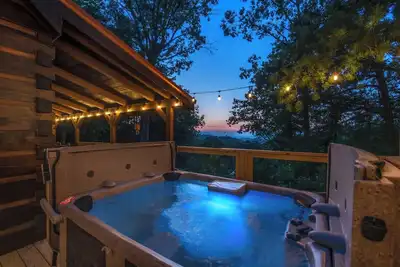Image de Gorgeous 3bd Lodge! Hot Tub- Firepit- Game Cave