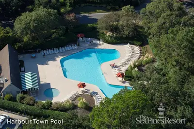 Image de Spacious 3-Bdrm Garden-view Villa w\/ Private Patio in the heart of Harbour Town