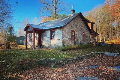 Image de Historic 1800s Schoolhouse Cottage in Lake George, New York