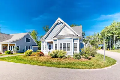 Image de Bright and comfortable 2-level home near the beach w/shared pool, WiFi