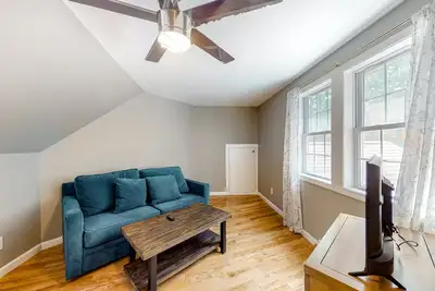 Image de Riverfront, upstairs studio with fast WiFi & fireplace - dog-friendly