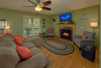 Image de Wooded view! Privacy! Firepit! Ping pong, pool table, arcade!