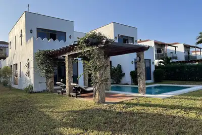 Image de Stunning 5 Bedrooms Villa Directly On The Beach