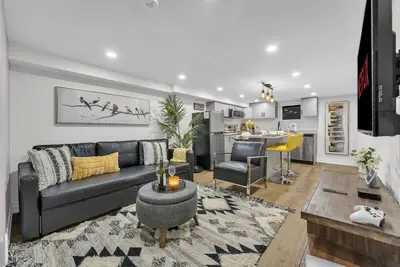 Image de Modern 2 Br•Full Kitchen•Fireplace•15 mins to Cnt