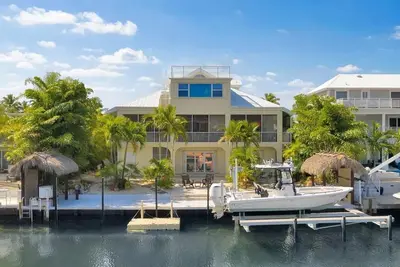 Image de Experience luxury at Casa De Bliss, a spacious 4-bedroom canalfront retreat in Islamorada.