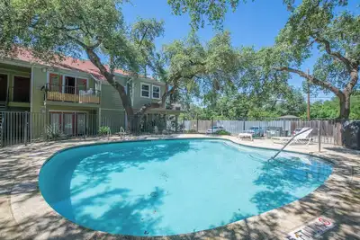 Image de Peaceful 2 Br off of So Lamar w/Pool Minutes to Dwntwn 1 Kng/1qn Br Free parking