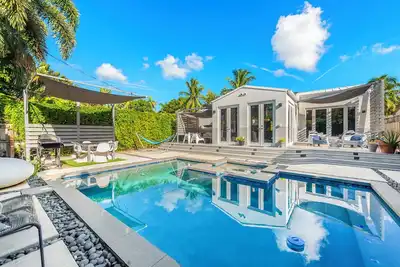 Belle Bungalow: A Cozy Retreat with Vintage Charm in gated community and pool
