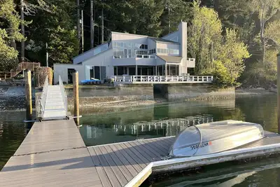 Image de Hood Canal waterfront oasis with deep water dock