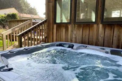 Image de Bob Creek Cabin - across from Bob Creek Beach, Forest, hot tub