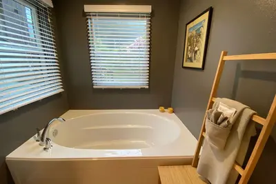 Image de Bob Creek Studio - across from Bob Creek Beach, Forest.