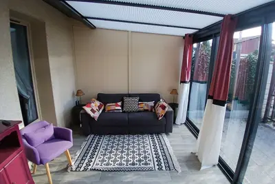 Image de maison entre forêt et océan.