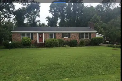 Image de Sherwood - Entire house - Cozy, Comfortable, Clean