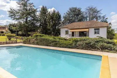 Image de Sergetta, une maison avec un immense jardin et une grande piscine