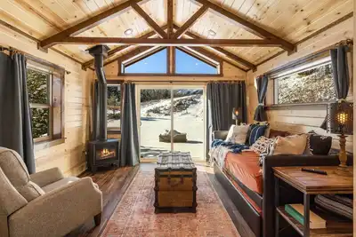 Image de Sagebrush - Log cabin secluded in a mountain canyon in the Crazy Mountains