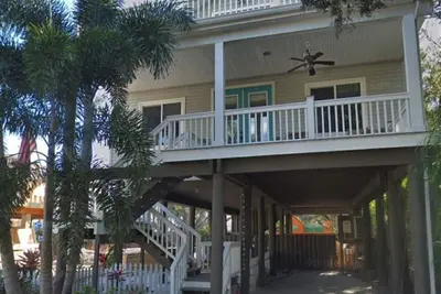 Image de Condor Nest-private home-walk to downtown & the water! \nNew heated Pool!