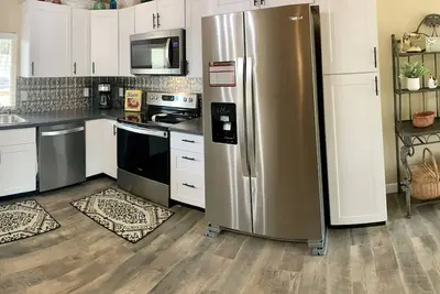 Image de Freshly remodeled Retreat close to hiking, boating, and shopping