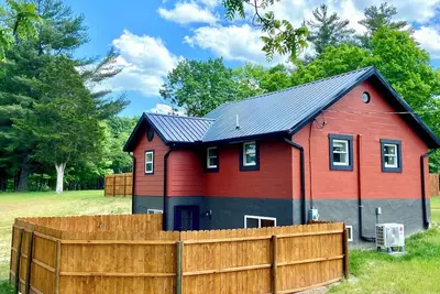 Image de Romantic Getaway: King Bed, Hot Tub, Fenced Yard, Wooded Nature Trail
