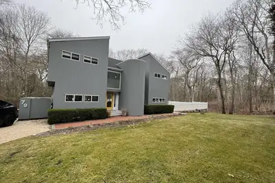Image de 4Br Beach Retreat in Prime Southampton with Pool