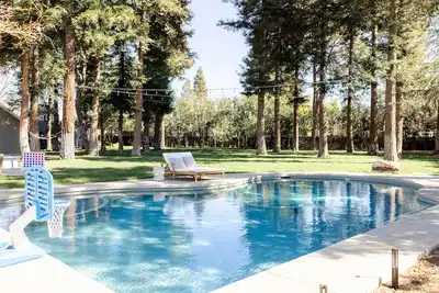 Image de Luxury ranch style home with park like setting in North Chico!