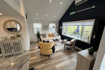 Image de Walking-distance to town, shops, restaurants & ferry!