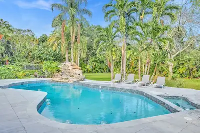 Image de Hidden Getaway Pool Home on 1. 5 acres near all. Sleeps 17. Pool, ping pong etc.
