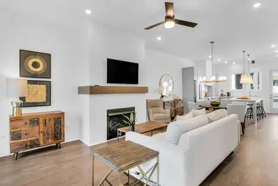 Image de Just Built 3 Bedroom Townhome with Rooftop Patio