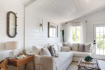 Image de The Emerald Cottage - renovated 1950s beach cottage one block to beach, hot tub🤍